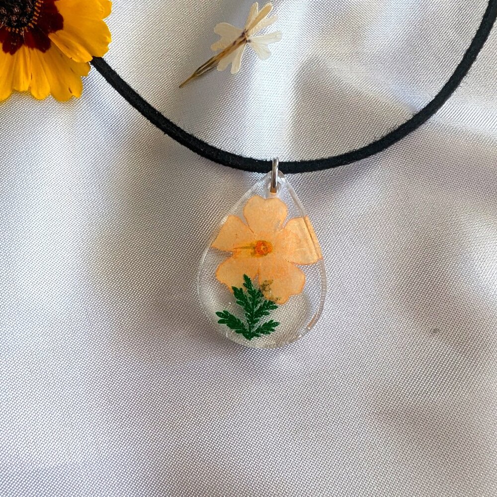 Tear Drop Shaped Beautiful Hand Made Orange 5 Leaf Dried Flower Resin Charm Neck